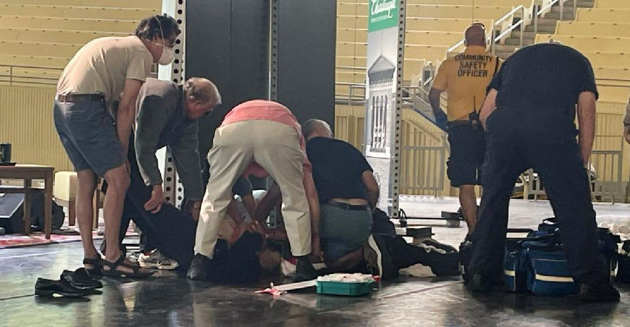 Apuñalan al escritor Salman Rushdie, “enemigo” de Irán