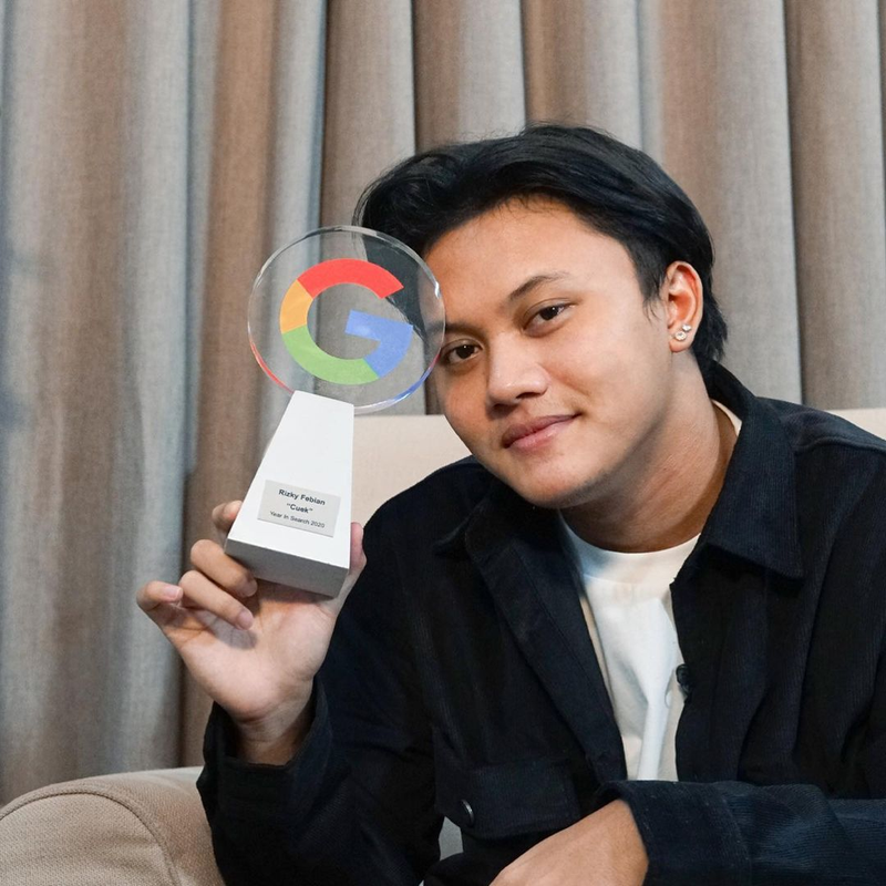 Rizky Febian dapat penghargaan dari Google