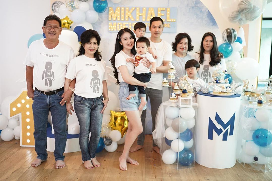 Keluarga Sandra Dewi dan Harvey Moeis saat perayaan ulang tahun Mikhael Moeis