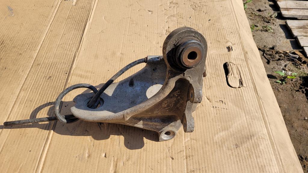 Задний поворотный кулак