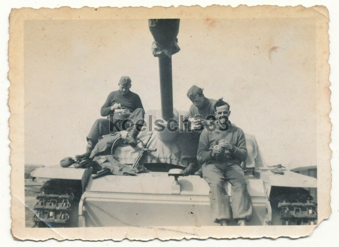 Foto Panzermänner essen auf Sturmgeschütz Panzer ! MP 40 ! Brasc