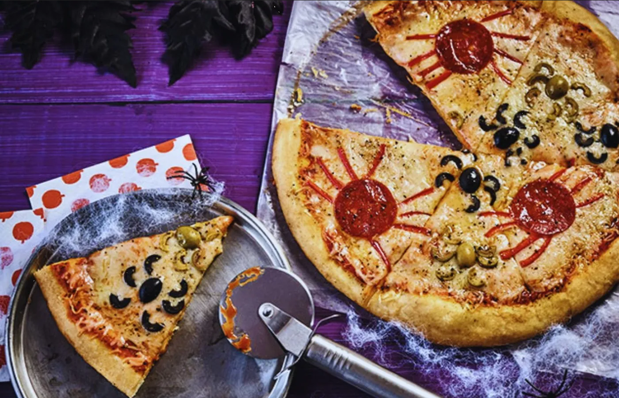 Cómo hacer una pizza de arañas para tu fiesta de Halloween