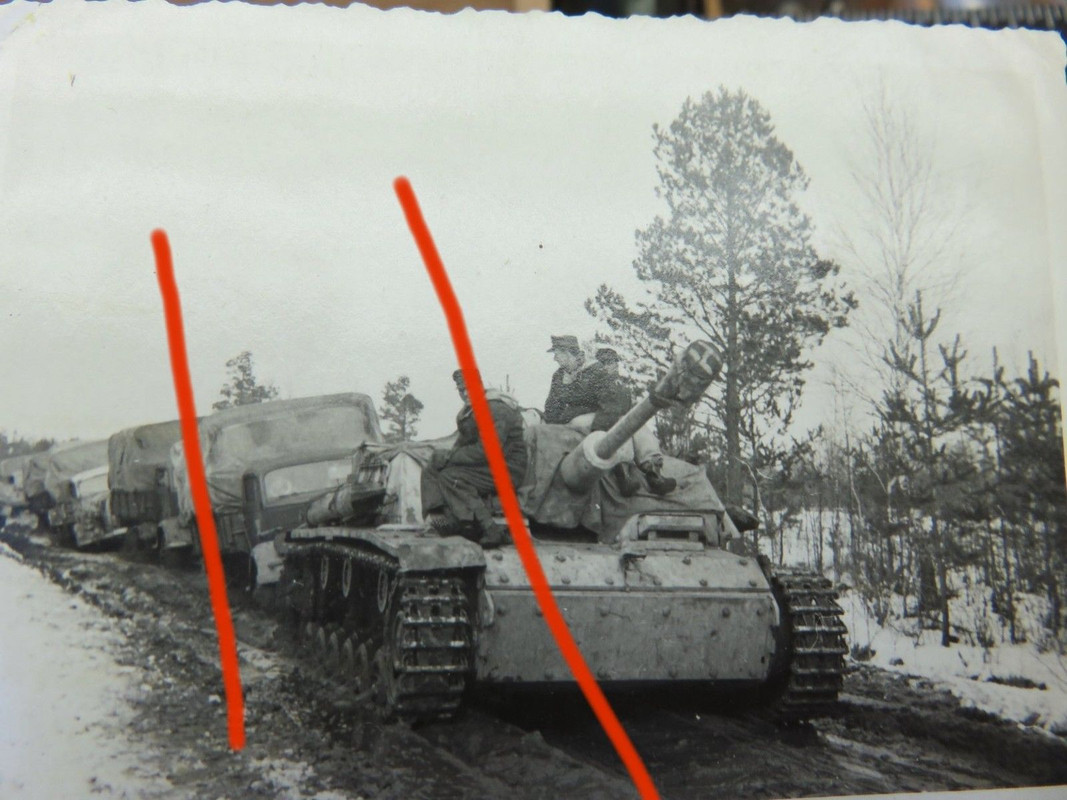 2.WK Foto Wehrmacht Sturmgeschütz III zieht Kolo