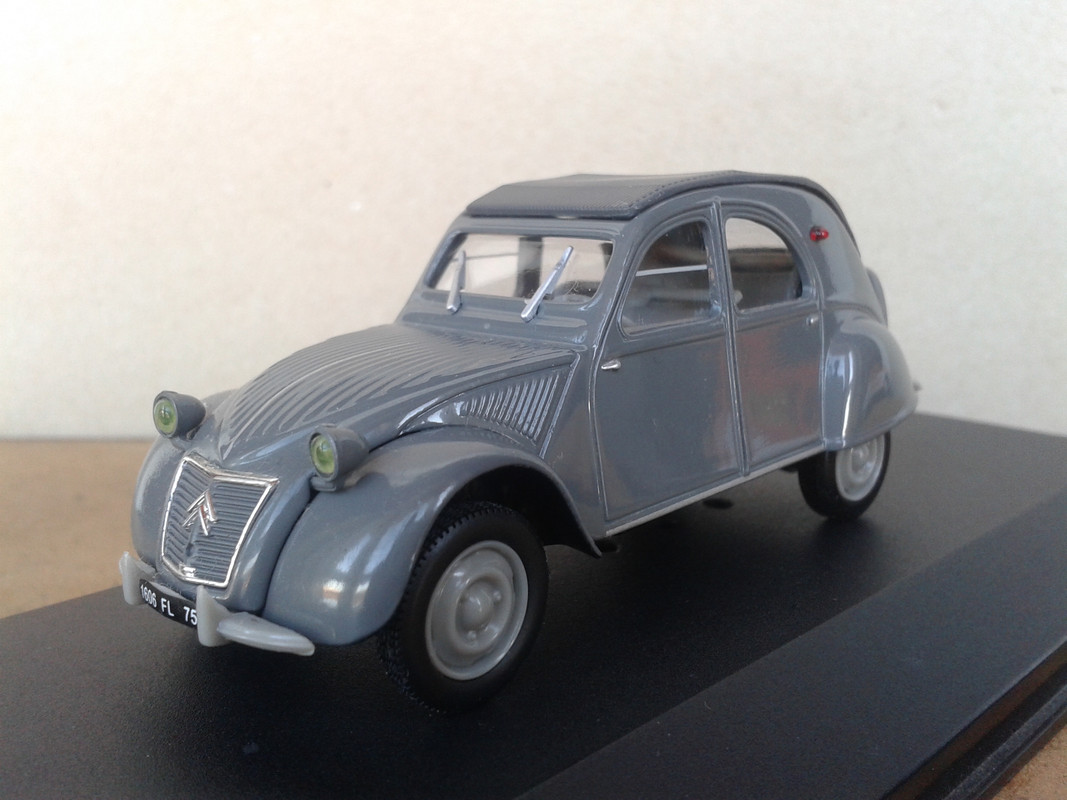 1956 Citroën 2CV AZL “maletero abombado” (Norev) (2)
