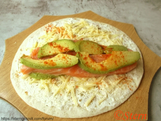 Лосось с авокадо и сыром в тортилье