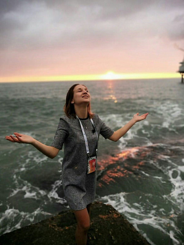 Серое платье