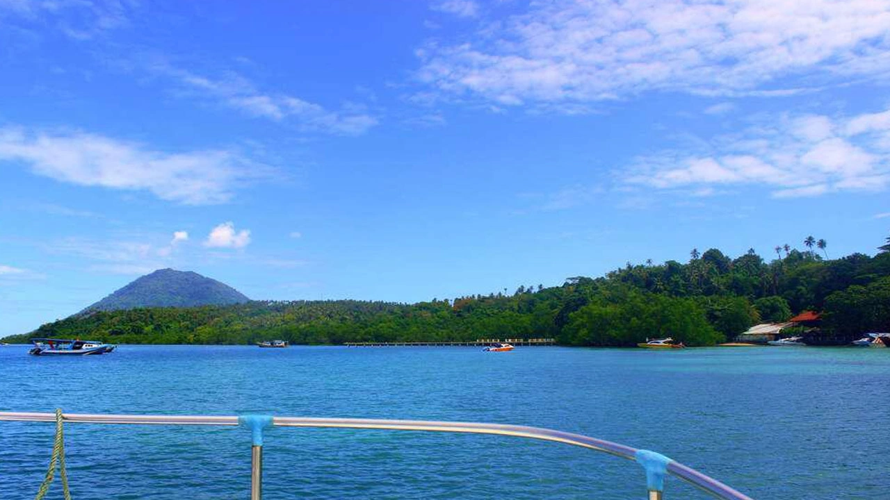 Menikmati Keindahan Alam Pulau Manado Tua yang Sangat Memukau