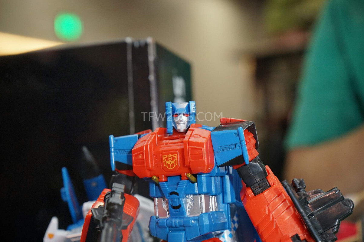 SDCC2015-Hasbro-Case-Transformers-Combiner-Wars-