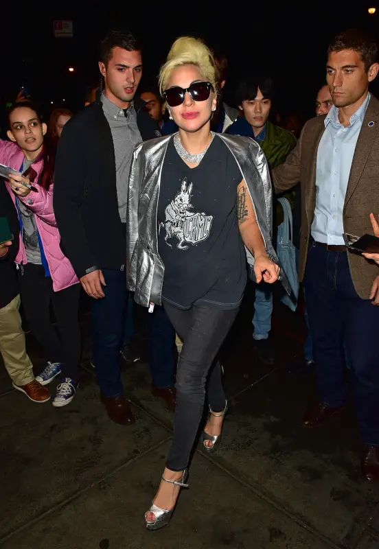 11-5-15-Arriving-at-her-apartment-in-NYC