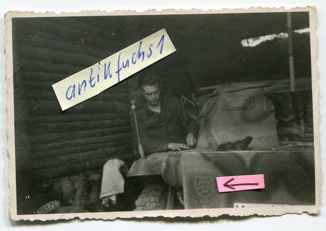 Schützen-Panzer mit Wappen der Pz.A.A.125 an der Front im 2.WK