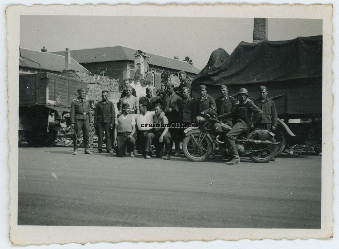 Orig. Foto Luftwaffe Kradmelder mit Motorrad Lkw in zerstörtes Frankreich 1940