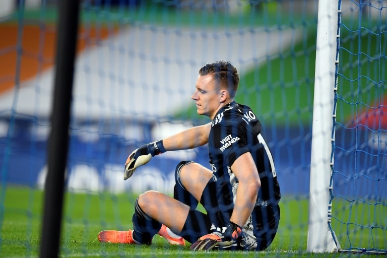 Bernd Leno réagit après avoir encaissé un but de Yerry Mina d'Everton.