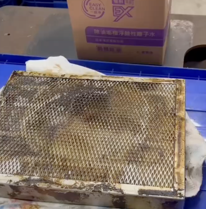 真實案例二 使用前：廚房陳年油垢與油膜