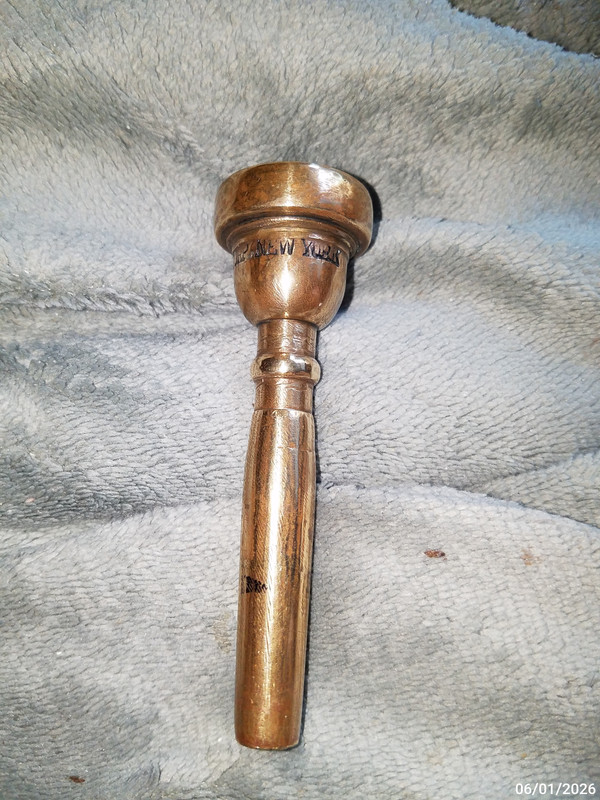 ITEM 1 Bach New York trumpet early 10 5C gold plated mpc (3)