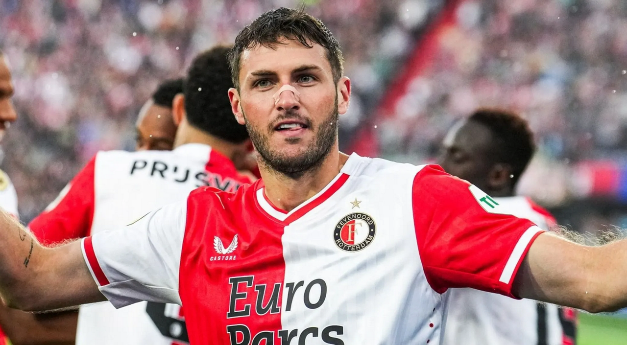 ¿Santi Giménez deja el Feyenoord? Dennis Te Kloose anuncia decisión del club