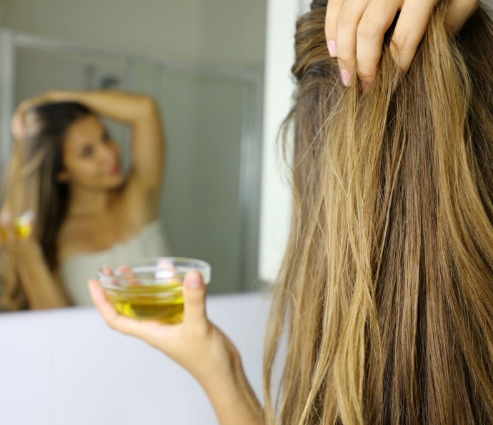Brown girl uses olive oil to lighten her hair