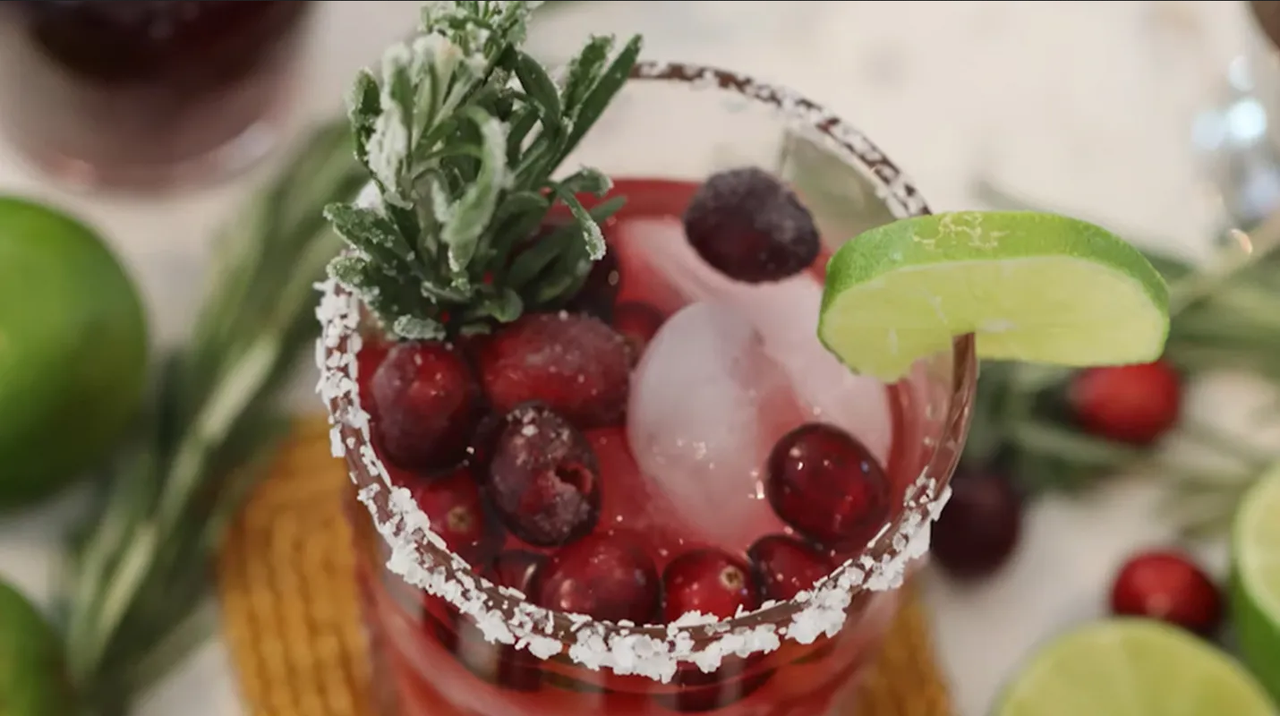¿Qué coctel preparar para brindar en Navidad? Esta es la bebida con tequila
