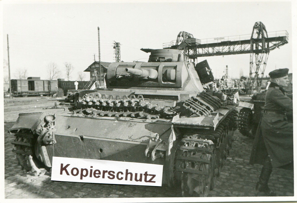 Frankreich , zerstörter dt. Panzer auf Bahnhof L