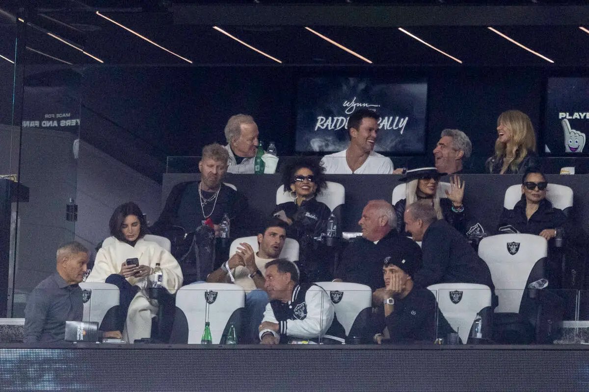 G6Btu2oa0AA6lo4-format-jpg-name-medium.j