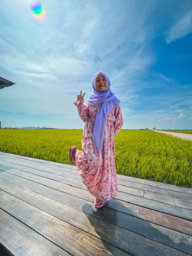 Dak Aisyah bergambar gaya cute berlatarbelakang sawah di Sekinchan