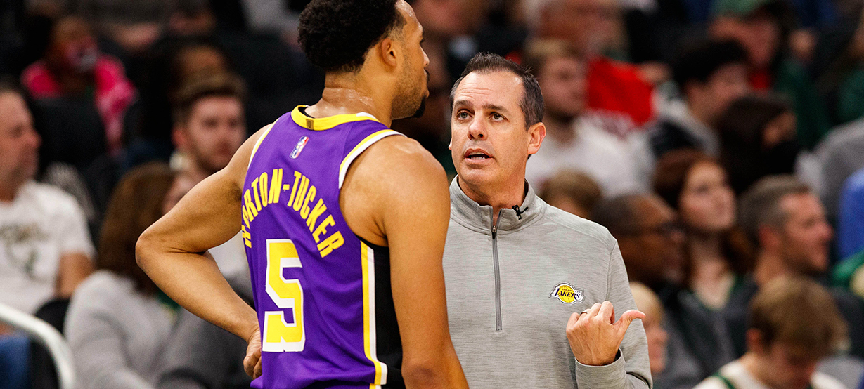 Horton-Tucker recebendo instruções de Frank Vogel em partida do Lakers