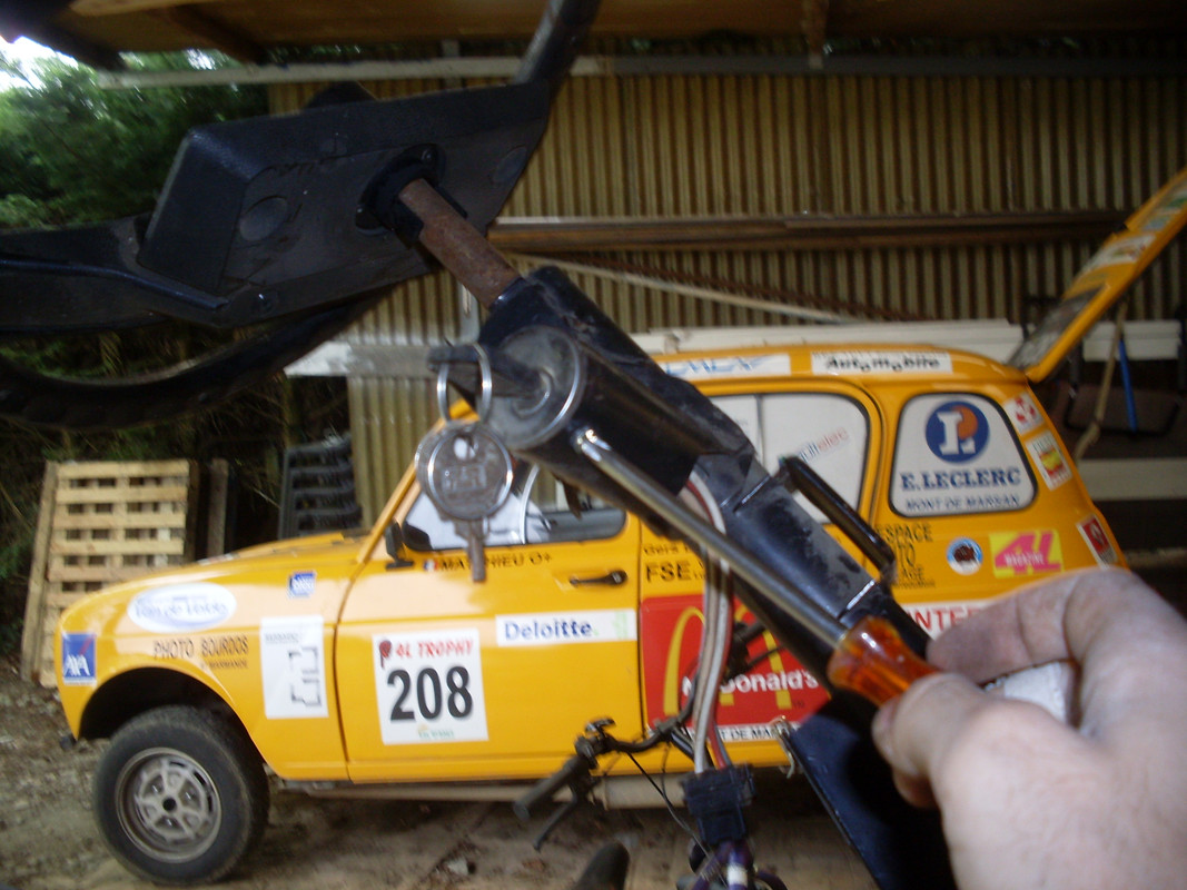 1 Premièrement on dévisse la vis cruciforme