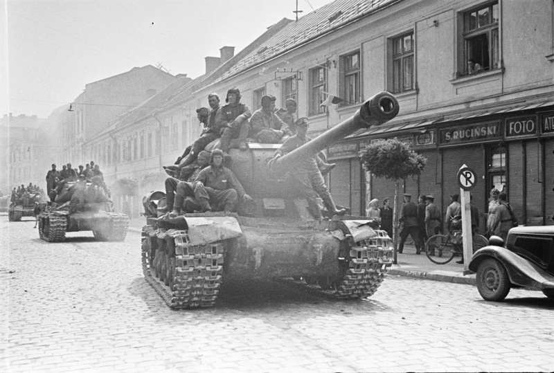 Советские войска входят в польский город Жешув2