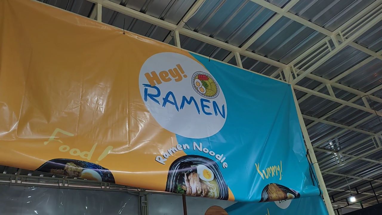 Gerai Hey Ramen, tempat makan ramen khas Jepang ala kaki lima di Lamongan yang terkenal punya rasa autentik namun harganya cukup ramah di kantong.