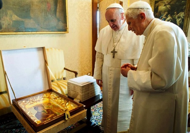 Il Papa ricorda Benedetto XVI: grato a Dio per averlo donato alla Chiesa dans Commenti al Vangelo Papa-Francesco-e-Benedetto-XVI