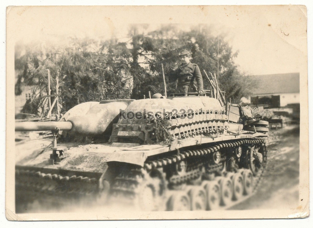 Foto Kommandant im Sturmgeschütz III mit Saukopfblende und Beton