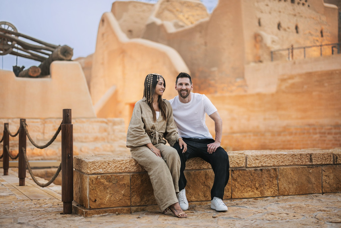 Potret mesra Lionel Messi dan sang istri, Antonela Roccuzzo saat menikmati momen liburan ke Arab Saudi beberapa waktu lalu.
