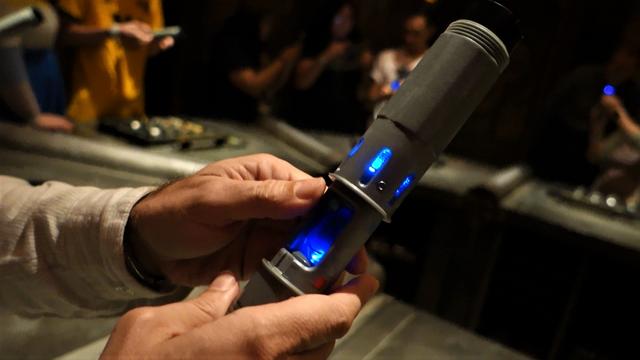 DISNEYLAND ~ STAR WARS: GALAXY'S EDGE, LA GUIA - Blogs de USA - SAVI'S WORKSHOP HANDBUILT LIGHTSABERS: Montando nuestro sable láser (69)