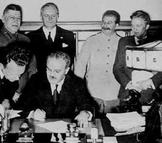 La firma del pacto Molotov-Ribbentrop en agosto de 1939 La firma del pacto Molotov-Ribbentrop en agosto de 1939