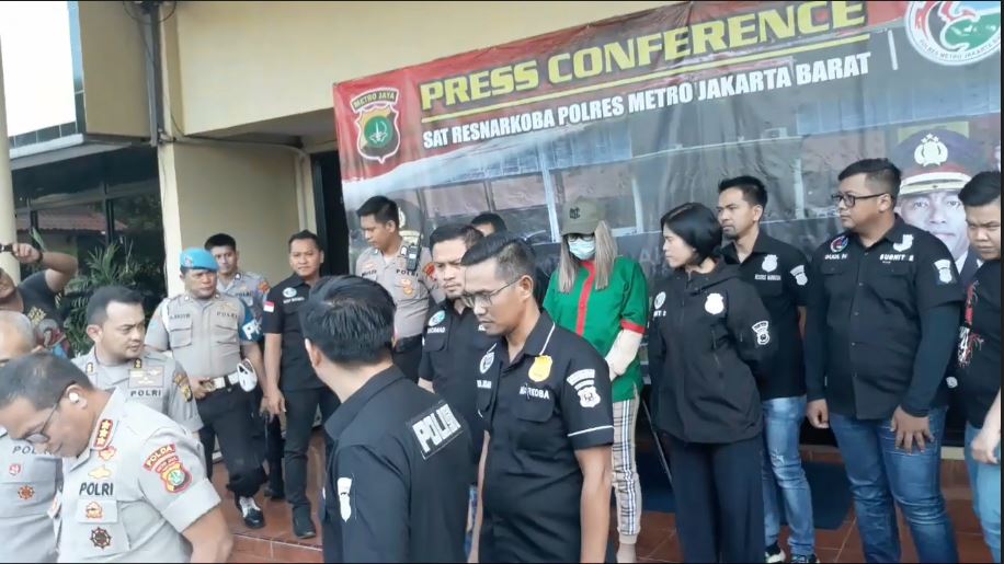 Lucinta Luna pakai baju tahanan