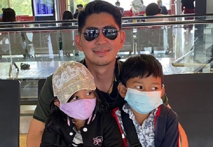 Fandi bersama kedua anaknya.