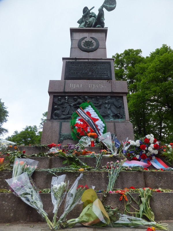 Bild: https://i.postimg.cc/gJ4Fc4dn/statue-12.jpg