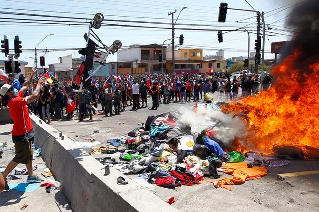 Chilenos en Iquique queman pertenencias de venezolanos