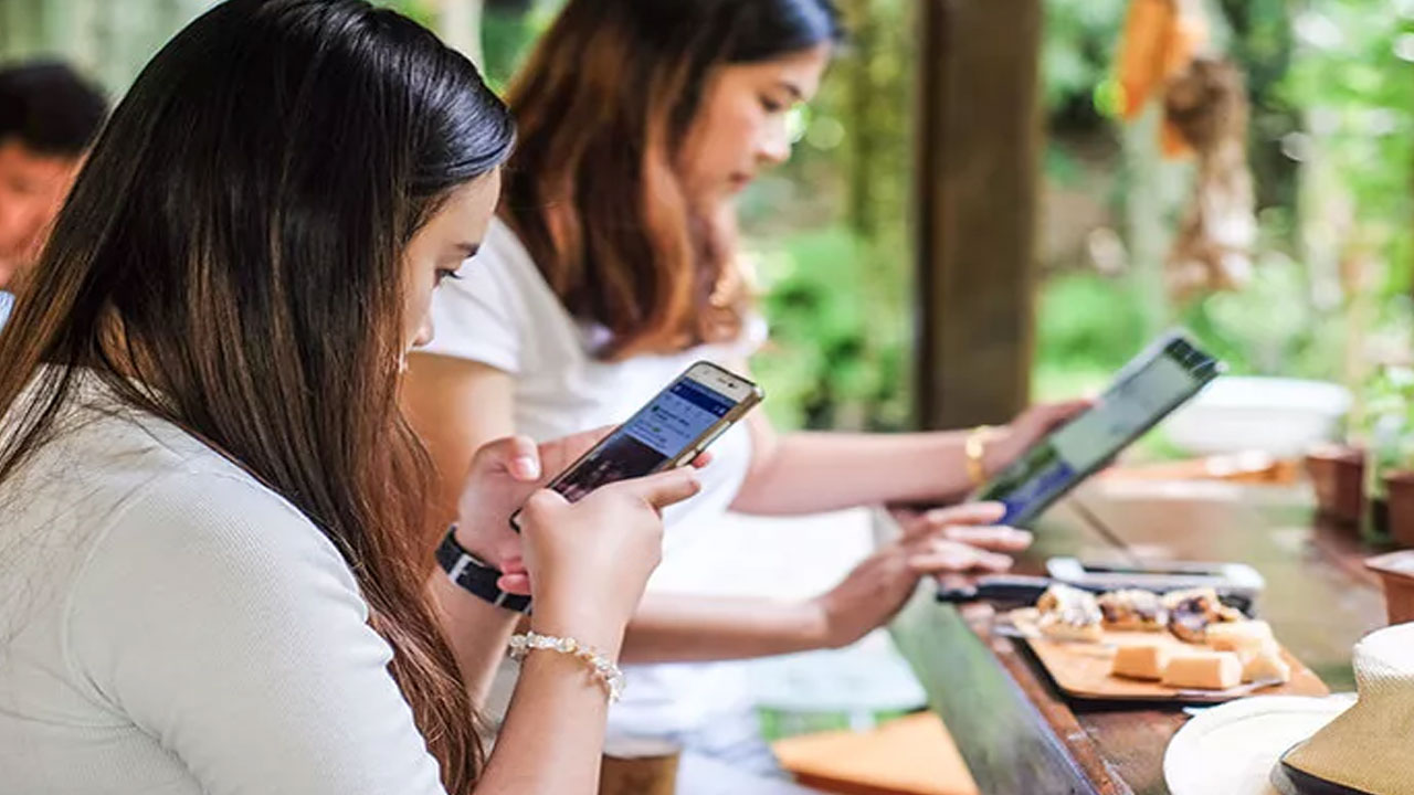 Influencer dan Tren Media Sosial yang Meningkatkan FOMO
