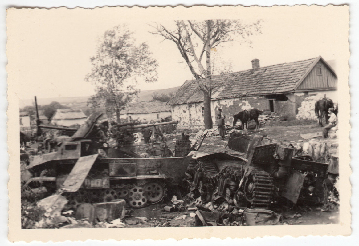 Russland Trümmer amerikanischer Kettenfahrzeuge der Russen Vorma