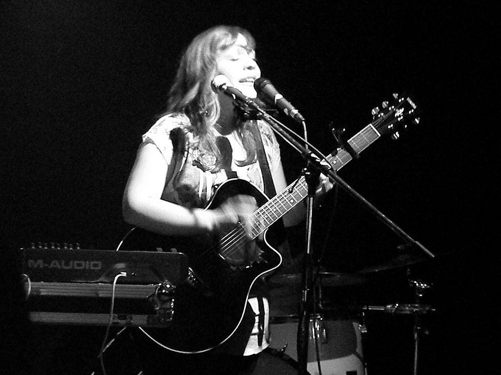 1024px Carla Morrison 1 - Carla Morrison: Discografía Interactiva