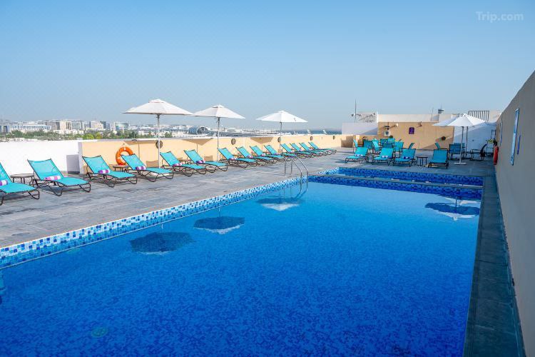 مسبح الفندق Premier Inn Dubai International Airport في دبي