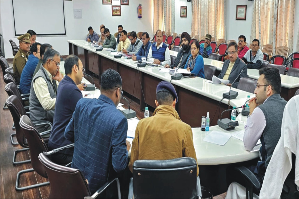 मुख्य विकास अधिकारी श्री जुनैद अहमद की अध्यक्षता में जिला सड़क सुरक्षा समिति की बैठक विकास भवन सभागार में सम्पन्न हुई।