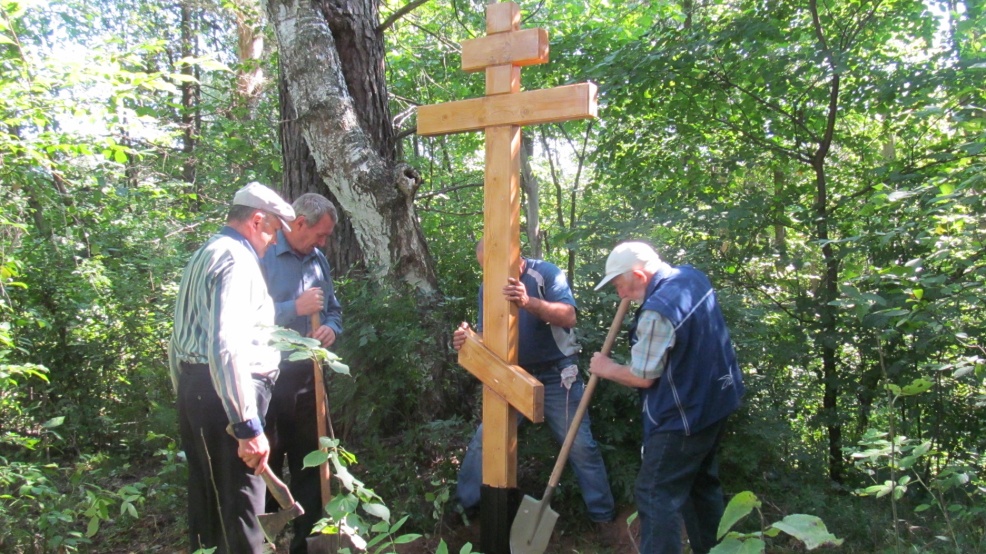 Установка креста на могиле В.Г. Гагарина