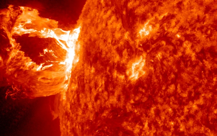 Tormenta solar podría azotar la Tierra hoy; esto pasaría con el Internet