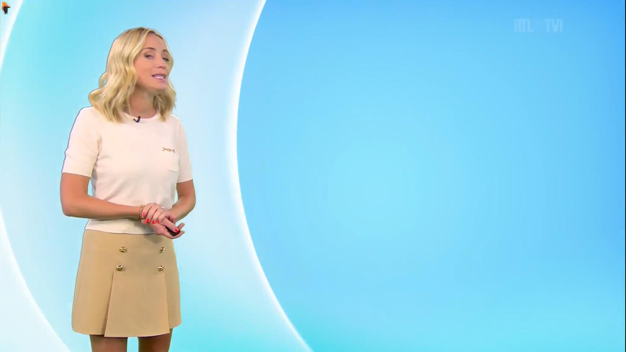 Emilie Dupuis 240821.mp4_snapshot_02.35_[2021.08.24_19.21.29]
