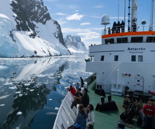 Navio de expedição navegando por águas geladas na Antártica