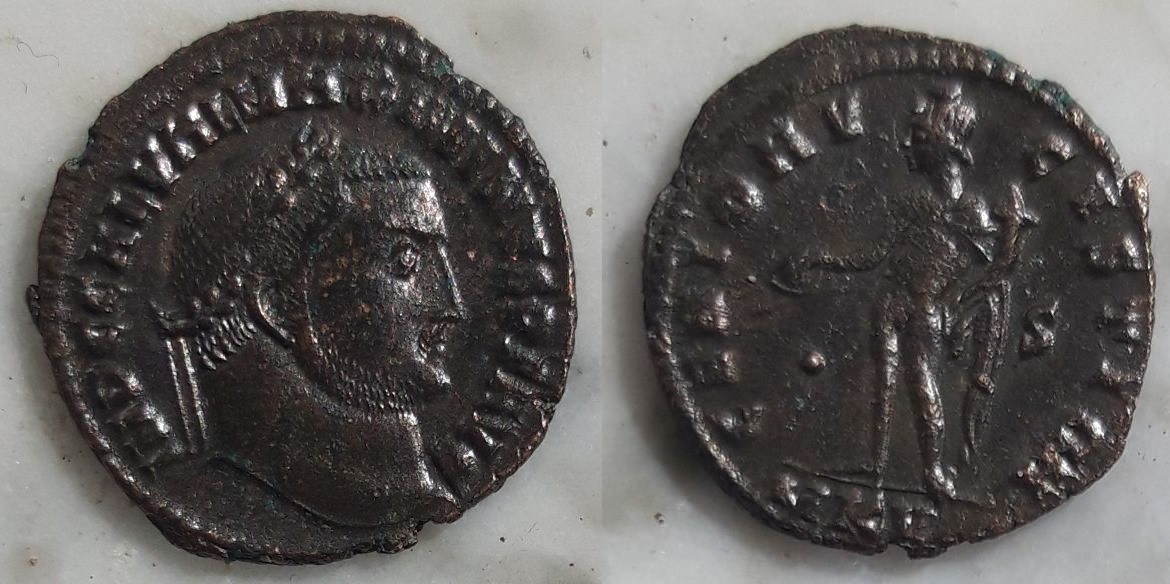 Nummus de Maximino II. GENIO AVGVSTI CMH. Genio a izq. Cycico Max2ab1