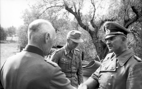 El coronel general Hans-Jürgen von Arnim saluda al general Gustav von Vaerst, Rades cerca de Túnez, 7 de mayo de 1943
