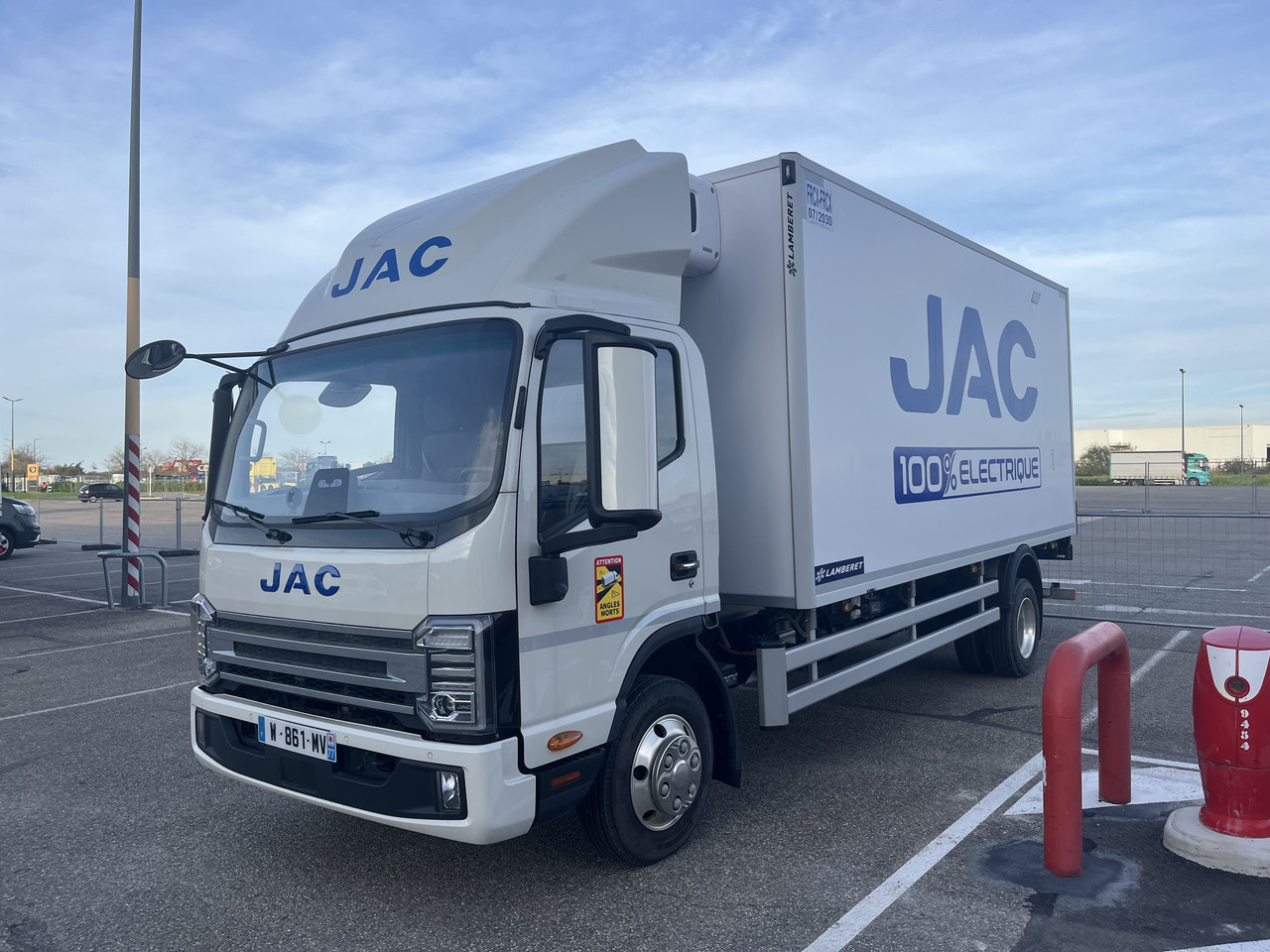 Camion frigorifique électrique iJAC N75 pour le transport alimentaire et pharmaceutique