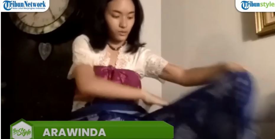Arawinda Kirana mempraktikan cara berkain untuk perempuan